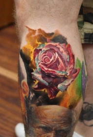 小腿逼真的彩色玫瑰纹身图案
