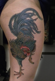 大腿精致的彩色公鸡纹身图案
