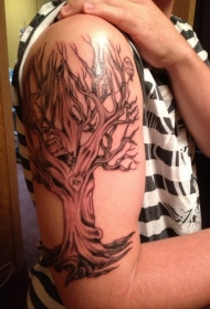 肩部棕色漂亮的大树纹身图案