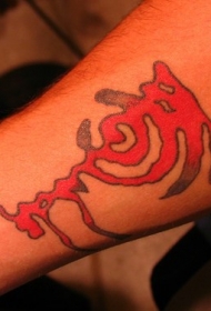 手臂彩色红色迷宫图像纹身图案