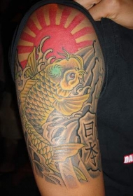 日式彩绘大臂锦鲤和日出纹身图案