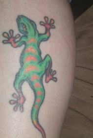 腿部彩色爬行蜥蜴纹身图案