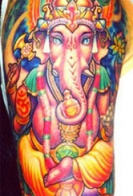 大臂色彩鲜艳的大象纹身图案