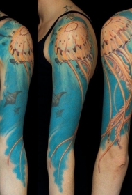 女性手臂彩色海蜇水母纹身图案