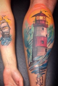 手臂复古风格的彩色帆船与灯塔纹身图案