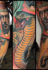 手臂传统风格的彩色人脸与蛇纹身图案