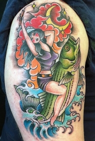 肩部彩色女人与鱼纹身图案