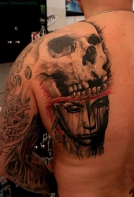 男性背部骷髅头和女孩肖像写实纹身图案