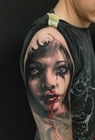 肩部令人毛骨悚然的彩色血腥女孩肖像纹身