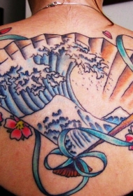 背部彩色大浪手扇与花朵纹身图案