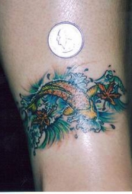 腿部彩色小锦鲤闹水纹身图案