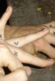 情侣手指上匹配的友谊符号纹身图片