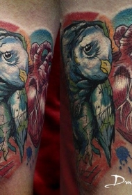 腿部彩色纹身猫头鹰与人类心脏纹身