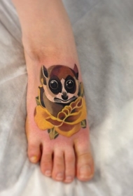 脚背可爱多彩的狐猴和黄玫瑰纹身图案