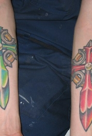 手臂红色和绿色十字架纹身图案