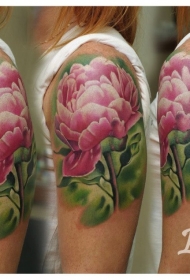 女性肩部粉红色的大花纹身图案
