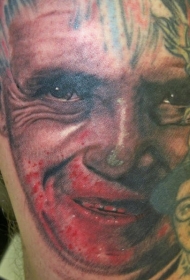 电影人物带血的肖像纹身图案