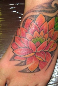 脚背彩色难以置信的莲花纹身图片
