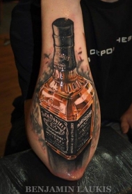 手臂写实逼真的威士忌酒纹身图案
