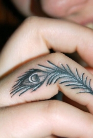 女生手指上的小孔雀羽毛纹身图案