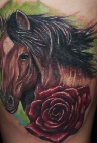 彩色马与红色玫瑰纹身图案