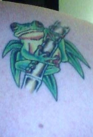 肩部彩色竹子与青蛙纹身图案