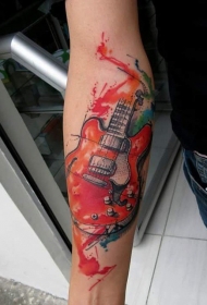 手臂彩色插画风格的现代吉他纹身