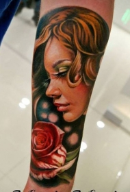 小臂逼真的彩色女孩肖像与玫瑰纹身图案