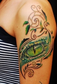 手臂绿色爬行动物眼睛纹身图案