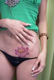 女性腹部彩色莲花纹身图案