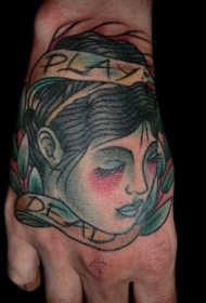 手背彩色老式的简单女人头纹身图案
