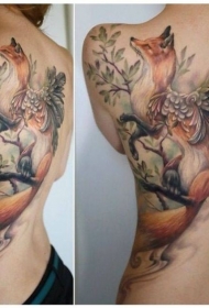 女生背部了不起的彩绘狐狸与羽毛纹身图案