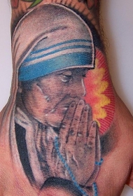 手背彩色宗教主题祈祷女子纹身图片