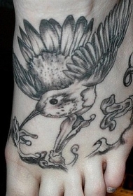 脚背灰色简约的小鸟纹身图案
