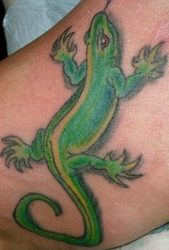 肩部彩色的蜥蜴纹身图案