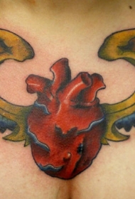 胸部彩色乌克兰的圣心和翅膀纹身图片