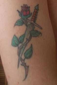 匕首与玫瑰纹身图案