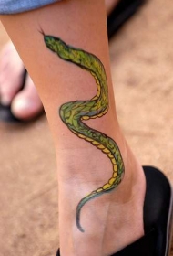 腿部彩色清新小蛇纹身图案