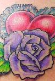 肩部彩色花朵和爱心纹身图案