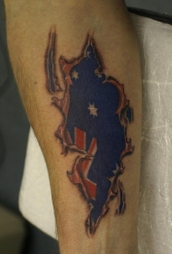 手臂澳大利亚国旗下的皮肤撕裂纹身