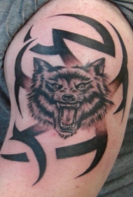 手部愤怒的狼头和部落图腾纹身图案