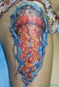 大腿逼真的彩色水母程与花朵组合纹身图案