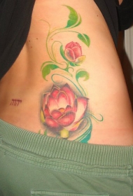 腰部彩色漂亮的莲花纹身图案