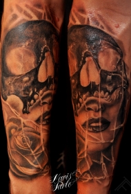 手臂恐怖风格骷髅与女人肖像纹身图案