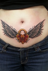 腹部彩色心形锁与翅膀纹身图案