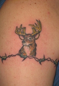大臂小鹿头像和铁丝臂环纹身图案