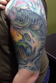 男性肩部水彩色鲤鱼纹身图案