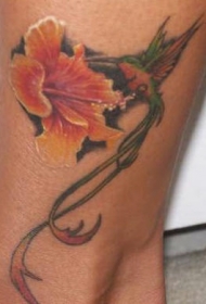 腿部彩色逼真的木槿花与蜂鸟纹身