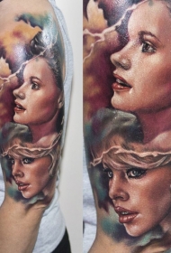 肩部现实主义风格的彩色妇女肖像纹身