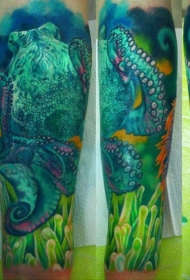 手臂彩色章鱼与水下植物纹身图案